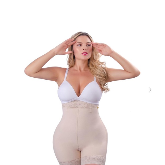 Valentina Latina Divina Faja - Picture 2 of 3